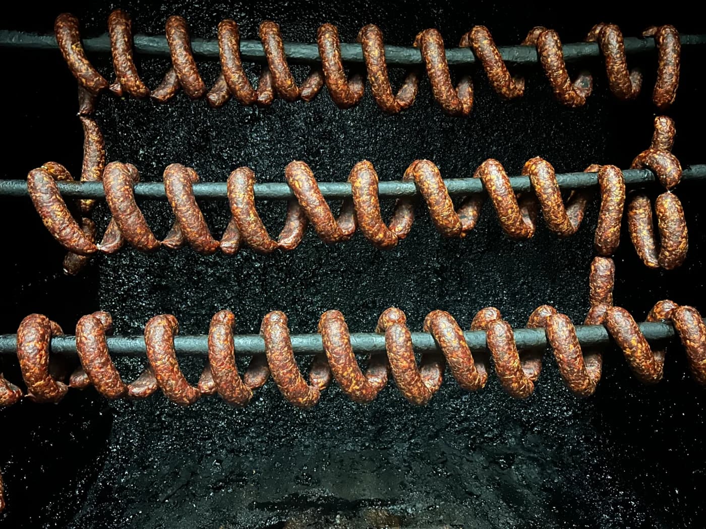 Rauchwurst nach dem Kalträuchern, tief rotbraun